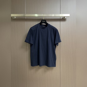 Prada 刺繡小标志圓領短袖T恤，純棉平紋針織質面料，采用32支精棉平紋針織面