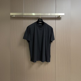 Prada 刺繡小标志圓領短袖T恤，純棉平紋針織質面料，采用32支精棉平紋針織面