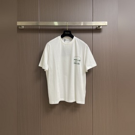 PRADA 湖景印花休閑短袖T恤，采用進口高支重磅純棉面料，質地緊密厚實，觸感柔