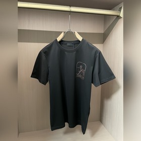 PRADA2026春夏新品海景印花短袖T恤 是一款兼具 簡約設計與個性表達 的休