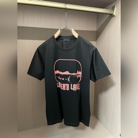 PRADA2026春夏新品情人湖印花圖案圓領短袖T恤，版型看起來偏向寬松舒适，屬