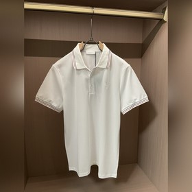 PRADA2026春夏新品徽标刺繡短袖Polo衫 設計簡約而有細節，整體風格偏向