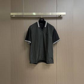 Prada 棉質polo衫，采用原色有機棉，質地柔軟，面料輕薄，紋理細膩清晰，版
