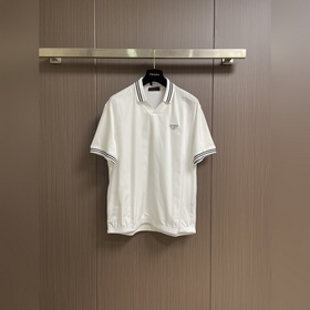 Prada 棉質polo衫，采用原色有機棉，質地柔軟，面料輕薄，紋理細膩清晰，版