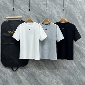 Prada 26ss春夏新品經典标識塗琺琅金屬三角形徽标短袖T恤，正面胸前飾有品