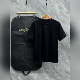 Prada 26ss春夏新品經典标識塗琺琅金屬三角形徽标短袖T恤，正面胸前飾有品