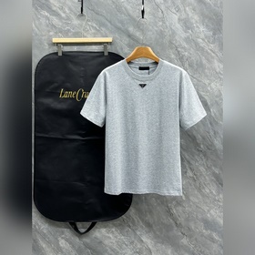 Prada 26ss春夏新品經典标識塗琺琅金屬三角形徽标短袖T恤，正面胸前飾有品