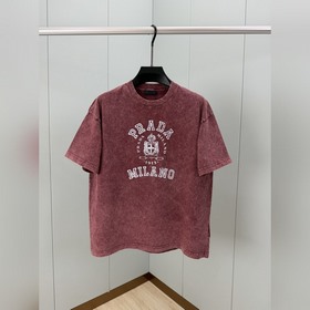 Prada.普拉達 SS26春夏新款複古做舊印花标識短袖T恤，正面 PRADA