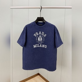 Prada.普拉達 SS26春夏新款複古做舊印花标識短袖T恤，正面 PRADA