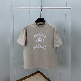 Prada.普拉達 SS26春夏新款複古做舊印花标識短袖T恤，正面 PRADA