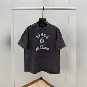 Prada.普拉達 SS26春夏新款複古做舊印花标識短袖T恤，正面 PRADA