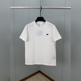 Prada.普拉達 SS26春夏新品經典标識塗琺琅金屬三角形徽标短袖T恤，正面胸