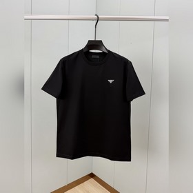Prada.普拉達 SS26春夏新品經典标識塗琺琅金屬三角形徽标短袖T恤，正面胸