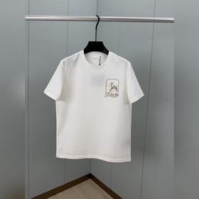 Prada.普拉達 SS26春夏新品時裝秀款印花标識短袖T恤，正面飾印花标識點綴