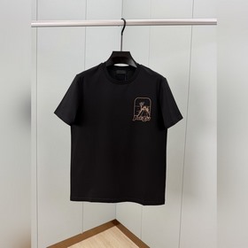 Prada.普拉達 SS26春夏新品時裝秀款印花标識短袖T恤，正面飾印花标識點綴