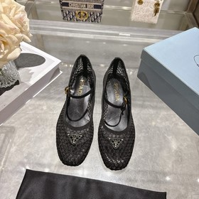 Prada，普拉達2026ss春夏新品 閃亮登場 瑪麗珍粗跟芭蕾舞鞋 柔軟舒适