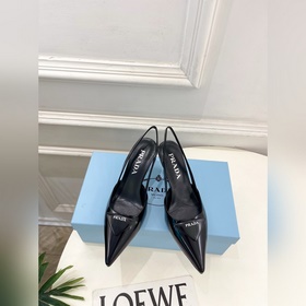 PRADA 普拉達 26ss 2026春夏新品 專櫃走秀款 經典三角标尖頭後空