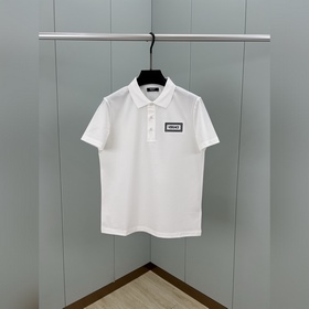 Versace.範思哲 春夏新品複古風字母刺繡标識Polo衫，領口飾有三扣門襟，