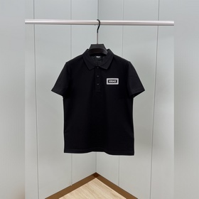 Versace.範思哲 春夏新品複古風字母刺繡标識Polo衫，領口飾有三扣門襟，