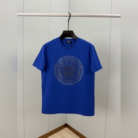 Versace.範思哲 SS26春夏新品Medusa水晶綴飾短袖T恤，正面胸前美