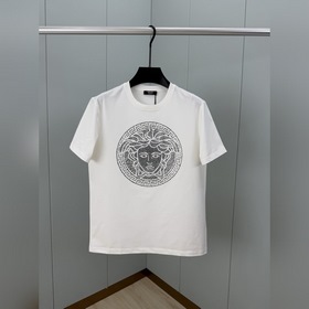 Versace.範思哲 SS26春夏新品Medusa水晶綴飾短袖T恤，正面胸前美