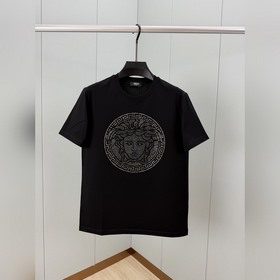 Versace.範思哲 SS26春夏新品Medusa水晶綴飾短袖T恤，正面胸前美
