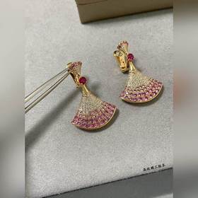 b923寶格麗漸變紅扇形裙子耳環，嵌禳一顆中央明亮式紅锆石和明亮式切割，以及圓形