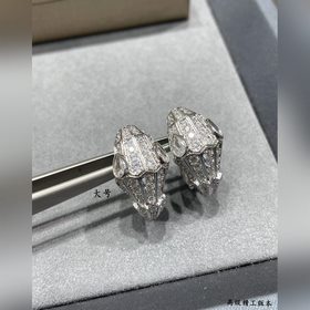 b902寶格麗大號白眼睛多多蛇耳環，鑲嵌飾以密鑲鑽石 蛇作為性感與美麗的象征 這