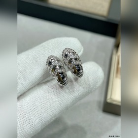 b101V金材質，寶格麗靈蛇耳拍， 耳拍像蜷起的小蛇，鑲滿碎鑽的紋路在光下泛着細