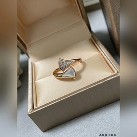 b6003碼數：678 寶格麗高級白貝母扇形裙子戒指 女神必備 氣質精雅、光芒璀