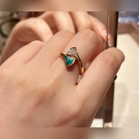 b6003碼數：678 寶格麗天然孔雀石扇形裙子戒指 女神必備 氣質精雅、光芒璀