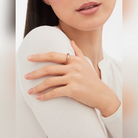 BB111寶格麗間隔鑽蛇骨戒指，碼數：5678。高級原版扣 原版刻字 美膩 項鍊