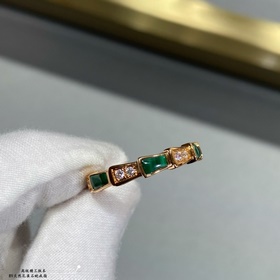 b6007碼數5678，寶格麗窄版天然孔雀石蛇戒指 細膩妖娆的線條設計，飾以明