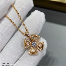b039寶格麗詠綻項鍊，新出的一款詠綻之花 寓意花朵的永恒美好，顯得熱情的可愛，