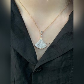 b0510寶格麗加大號滿鑽扇形裙子項鍊 加大號的尺寸使項鍊在佩戴時更具存在感，滿