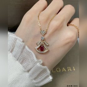 b026寶格麗中間鑽紅扇形裙子項鍊，嵌禳一顆中央明亮式紅锆石和明亮式切割，以及鑽