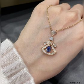 b026寶格麗中間鑽藍扇形裙子項鍊，嵌禳一顆中央明亮式藍锆石和明亮式切割，以及鑽