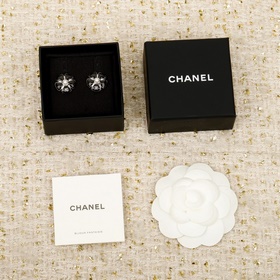 [香奈兒 CHANEL 粉色山茶花 耳釘]26C本季爆款耳環 浪漫的早春氛圍