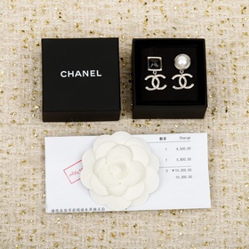 [香奈兒 CHANEL 黑白不對稱浮雕雙c耳釘]26C早春最新款，全網首發現h