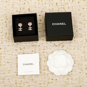 [香奈兒 CHANEL 粉色山茶花 珍珠滿鑽雙c耳環]本季爆款耳環 浪漫的早春