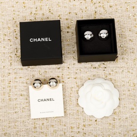 金色，銀色[香奈兒 CHANEL 26C半圓球雙c耳釘]26C早春最新款，最新