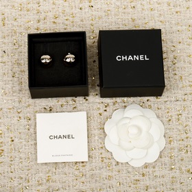 [香奈兒 CHANEL 25k淺金色金屬球雙c耳釘]還沒出貨就被問爆了 當季人