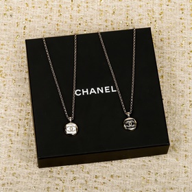 [香奈兒 CHANEL 方塊雙C項鍊]26C早春最新款，全網首發現huo 簡