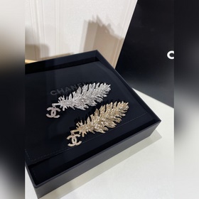 250092小香羽毛吊雙c胸針，25夏季最新款絕美系列！ZP 7900，羽毛設計