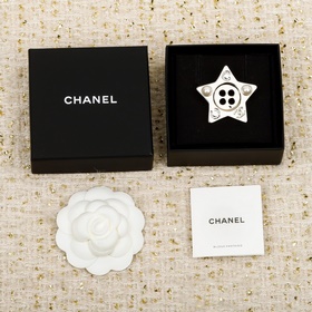 [香奈兒 CHANEL 五角星紐扣珍珠胸針]本季必入25K爆款 重磅推薦！萬年