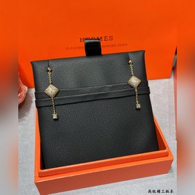 A0023愛馬仕方形鉚釘吊鍊耳環，精工版 衆多網紅女神愛戴 原版字印，小巧可愛又