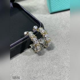 T939V金材質。蒂芙尼經典款分色交叉耳環，呈現 優雅中帶着甜美的一款，電鍍厚金