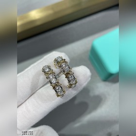 T939 V金材質。蒂芙尼經典款分色交叉耳環，呈現 優雅中帶着甜美的一款，電鍍厚