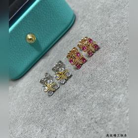 V金材質 蒂芙尼經典款交叉分色耳釘，呈現 優雅中帶着甜美的一款，電鍍厚金 高端奢