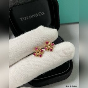 T928蒂芙尼經典款交叉分色耳釘，呈現 優雅中帶着甜美的一款，電鍍厚金 高端奢華